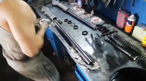 XRV750. Замена масла в вилке и сальников, хонда африка твин 750 1993 замена.