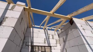 Строим дома на юге. Скоро крыша будет готова