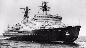 Советский атомный ледокол «Арктика» впервые в истории мореплавания достиг Северного полюса
