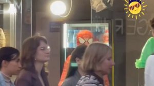 Человек-паук делает шаурму в центре Москвы