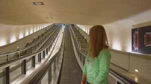 Движущаяся дорожка в аэропорту Парижа (Франция).