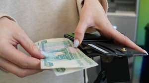 Эксперт дал рекомендации по снятию наличных в банке