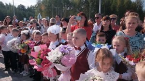 Сергей Ситников на торжественной линейке у новой школы поздравил учеников