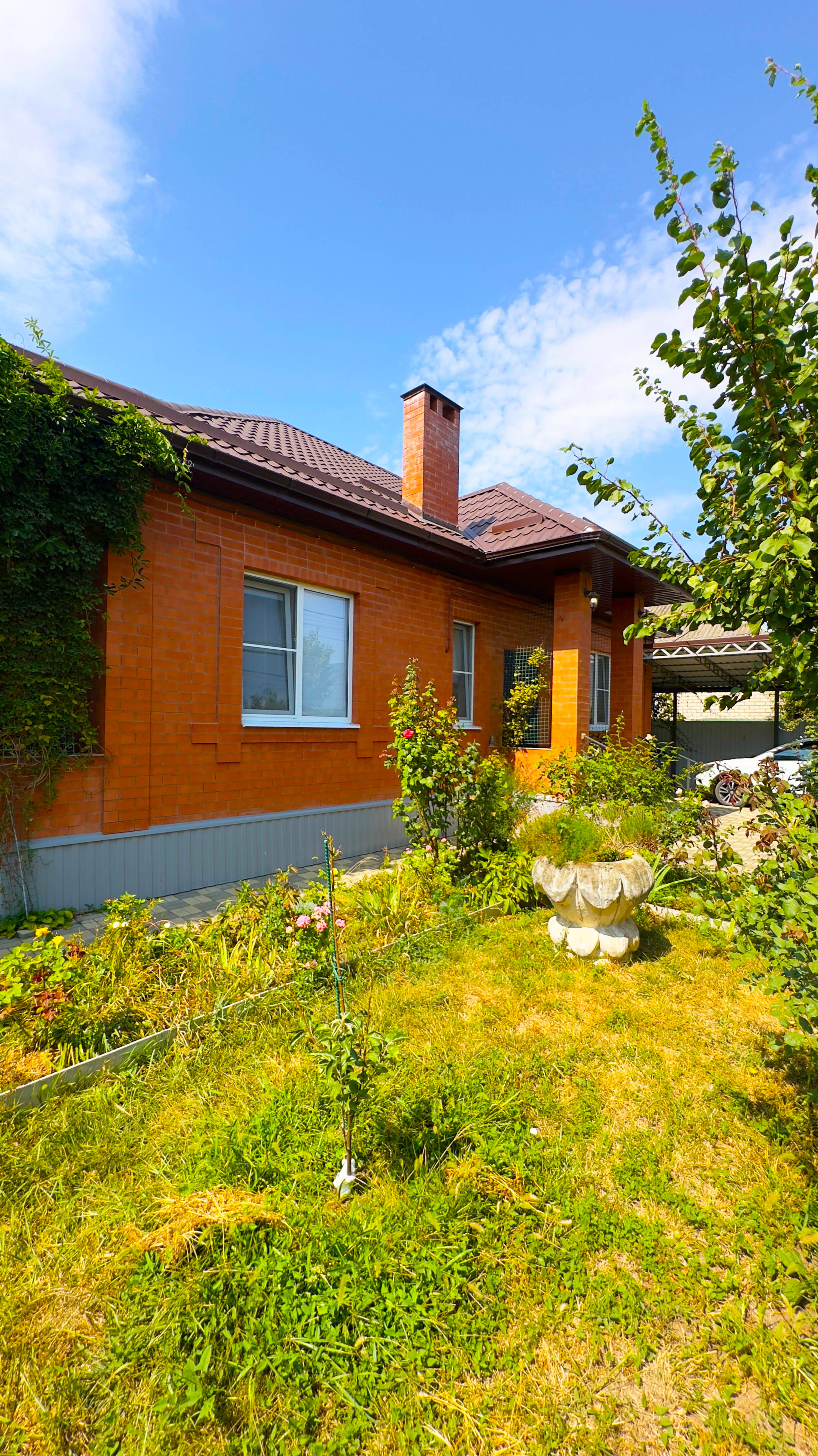 Просторный дом с двумя заездами и благоустроенным участком! смотреть онлайн