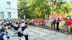 В Сочи прошли торжественные линейки в школах