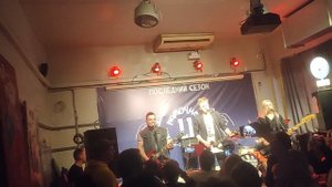 Приключения электроников,  Земля в иллюминаторе