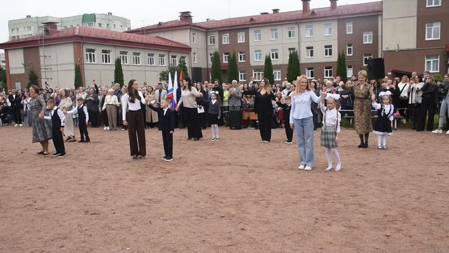 Танец неразлучных друзей на линейке во Всеволожском центре образования. 1 сентября 2025 года