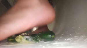 Раздовил огурец