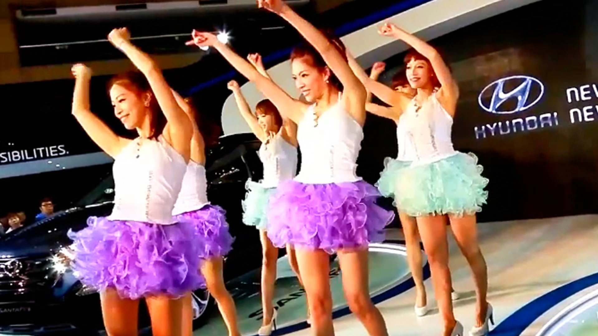 Танец на автошоу смотреть онлайн