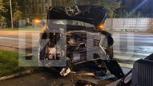 В Москве водитель Lexus проехал на красный и врезался в столб