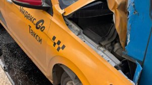 Три человека пострадали при ДТП с такси и автобусом на Калужском шоссе в Москве