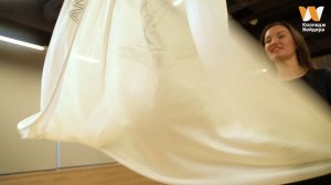 Инструктор по фитнесу в гамаках с элементами аэройоги и аэростречинга