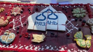 Рязанцы съели стометровый пирог.РВ ТВ