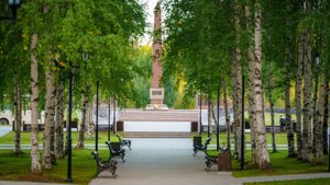 В Урае обновляют историко-мемориальный комплекс «Аллея Мира»