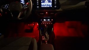 Двухрежимная подсветка пространства ног на Polo Liftback.