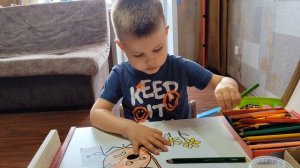 Серёжа раскрашивает Компота из мультфильма ТРИ КОТА