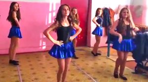 танцуют буги-вуги русские школьницы