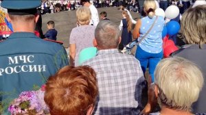 Звенит звонок открыла школа дверь