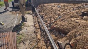 Как утрамбовать песок  .#гараж #ремонтгаража #бетонныеполы