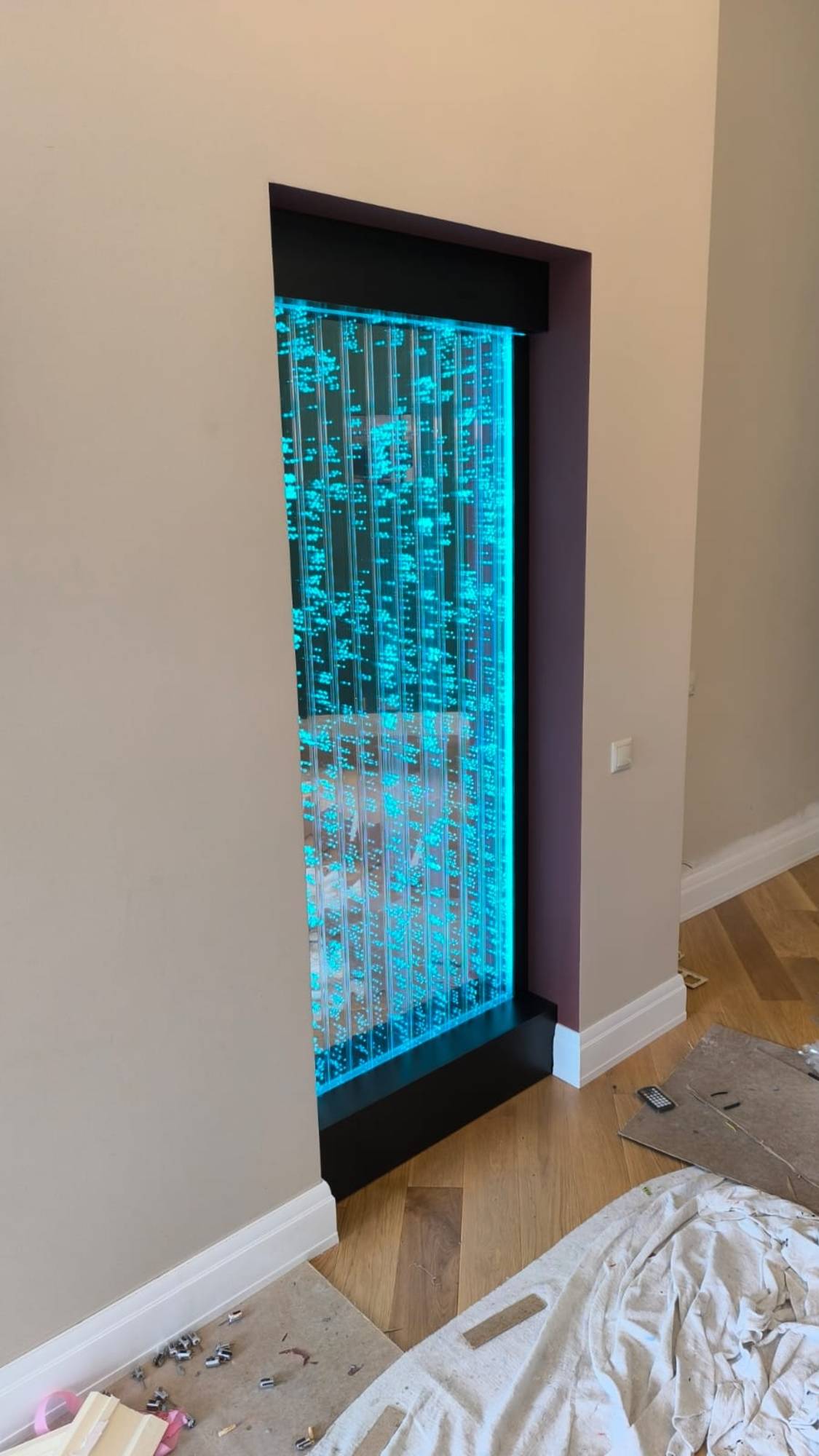 Пузырьковая панель в нише.