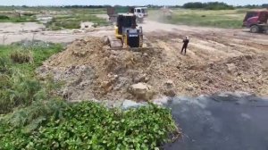 SHANTUi DH17 C3, который толкает и разгружает грузовики весом от 25 до 5 тонн