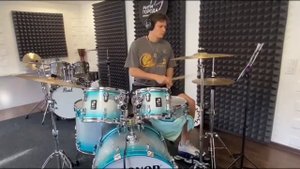 Внук старается познать ударные