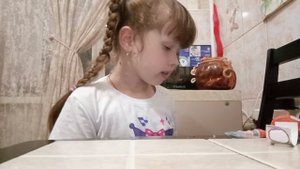 Я кушаю киндер-сюрприз "Маша и медведь".