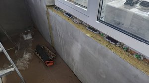 Балкон в стиле лофт: монтаж короткого подоконника 🪟
