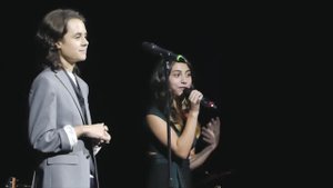 Поёт Ashley Marina