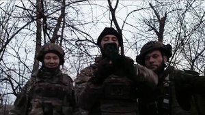 Часов Яр. Наш боец читает рэп собственного сочинения под обстрелом.