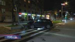 Машина с дипломатическими номерами врезалась в столб в Москве / Город новостей на ТВЦ