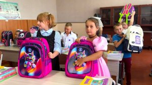 Более 600 первоклассников Макеевки получили ранцы от югорчан