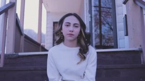 Поёт Ashley Marina