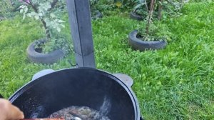 макароны в казане С тушенкой на печке..