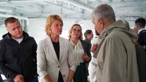 Министр сельского хозяйства России Оксана Лут побывала на рыбоперерабатывающем комплексе в Озерском