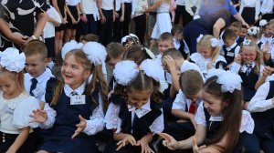 На праздничной линейке настоятель храма окропил ребят святой водой