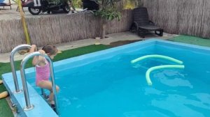 Лучезар в 9 лет проплывает под водой туда обратно бассейн, Розалия уверено плывëт, 4,5 годика