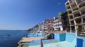 Утес в Крыму.  Отдых и рыбалка в одном. Любители ловли рыб в море. Вот это отдых на море.