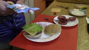 Кухня: Как я делаю бургер с колбасой и сыром.