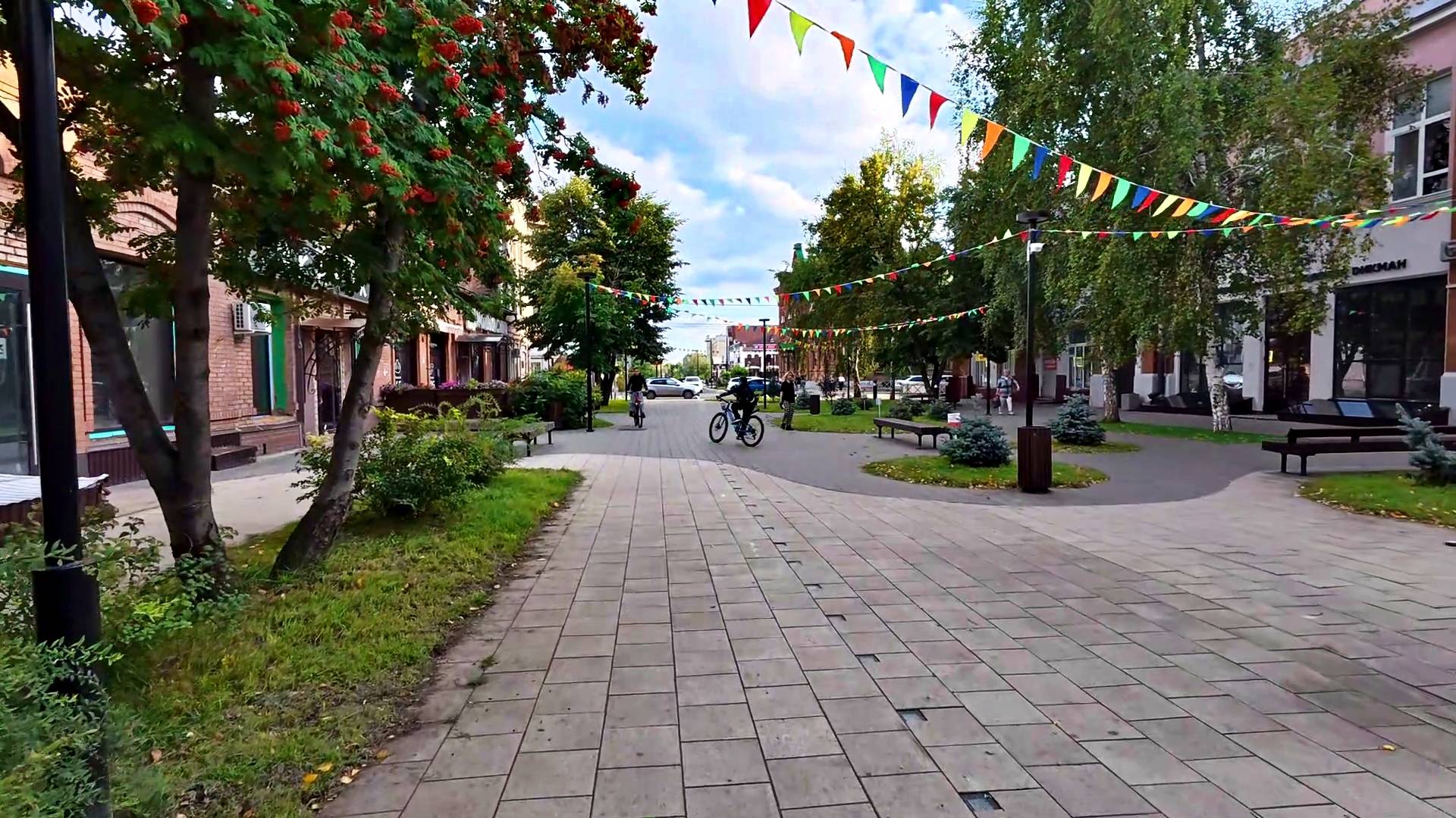 Бузулук. Улицы Бузулука. Улица  Максима Горького-улица Ленина. Много молодёжи.