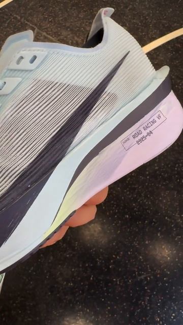 Спортивная модель Nike Vaporfly 4 смотреть онлайн