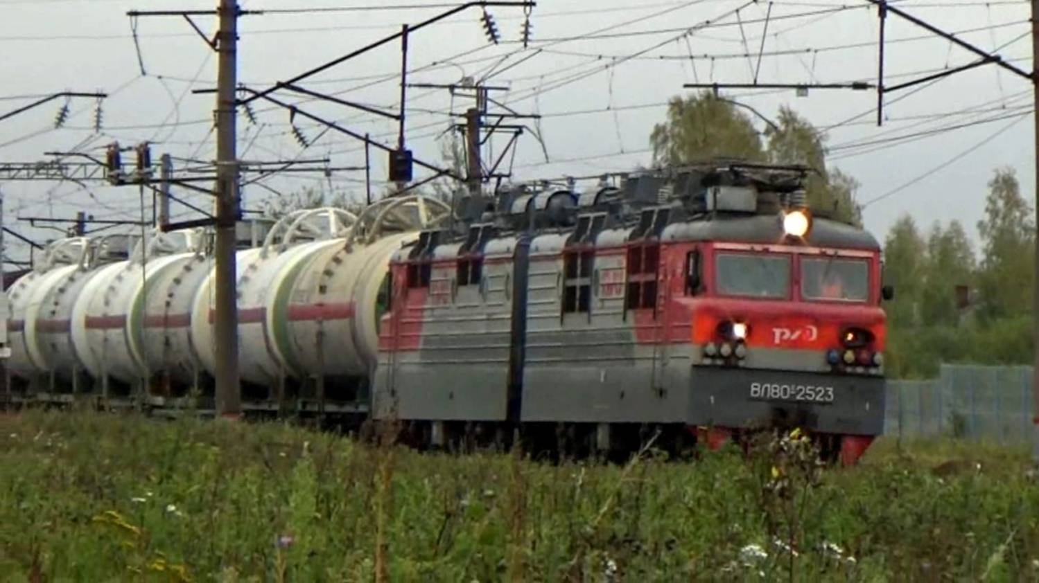 ВЛ80с-2523 с грузовым поездом