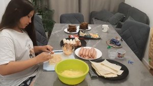 ДОЧЕНЬКА СТРЯПАЕТ ТРУБОЧКИ С СОСИСКАМИ. ВКУСНО И ПРОСТО!