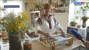 Благодаря соцконтракту жительница Яковлевского округа развивает ткачество и гончарное ремесло