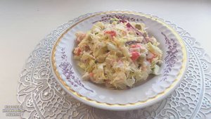 Салат из крабовых палочек с капустой и зеленым горошком