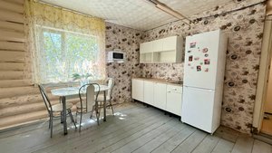Двухэтажный деревянный дом расположен в черте города