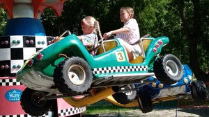 На ЛЕТАЮЩИХ МАШИНАХ  в ЦПКиО |в кафе