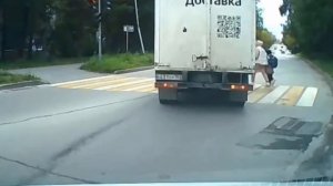 Грузовик чуть не сбил мать с ребёнком.