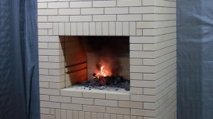 Камин на высоком дровнике