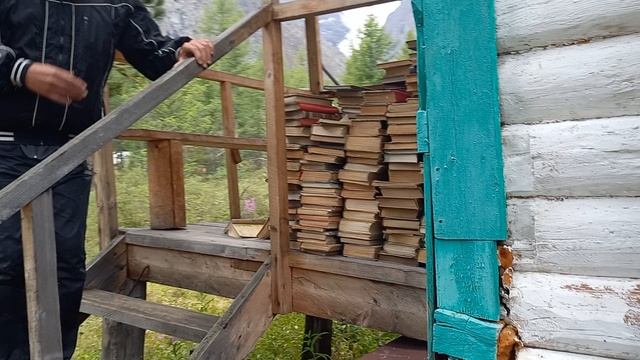 20250808_100018 - книги в лагере Актру